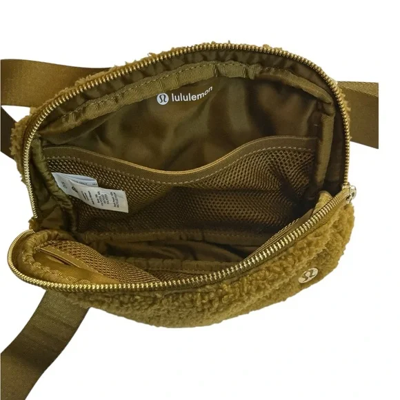 Lululemon Everywhere Belt Bag 
Fleece - Picture 7 of 15